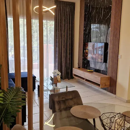 In Paphos, Prime Location Pools, Jacuzzis, Harbor & 300m To The Appartement Paphos