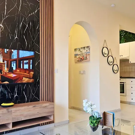 Apartment In Paphos, Prime Location Pools, Jacuzzis, Harbor & 300m To The Paphos