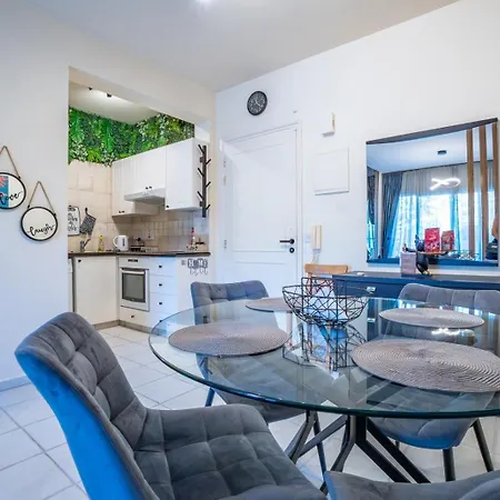 In Paphos, Prime Location Pools, Jacuzzis, Harbor & 300m To The Апартаменты