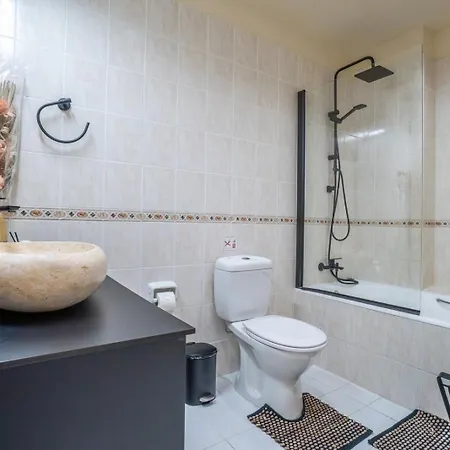 Апартаменты In Paphos, Prime Location Pools, Jacuzzis, Harbor & 300m To The Пафос