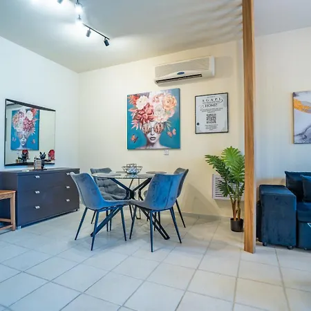 In Paphos, Prime Location Pools, Jacuzzis, Harbor & 300m To The Апартаменты