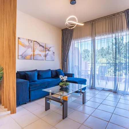 In Paphos, Prime Location Pools, Jacuzzis, Harbor & 300m To The Apartamento Pafos