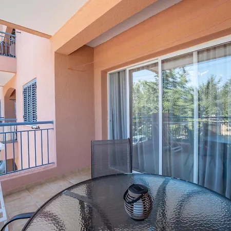 Apartman In Paphos, Prime Location Pools, Jacuzzis, Harbor & 300m To The Paphos