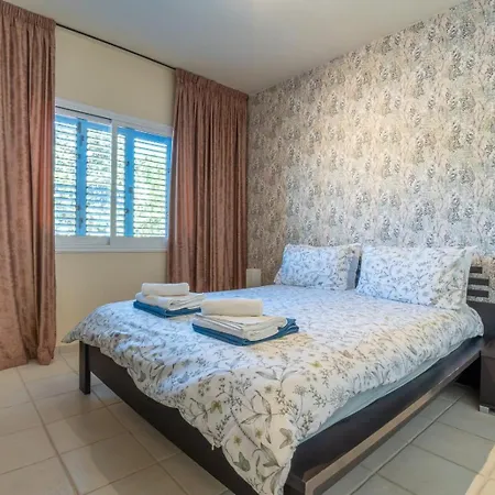 In Paphos, Prime Location Pools, Jacuzzis, Harbor & 300m To The Апартаменты *