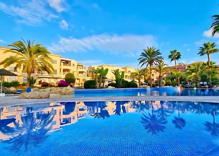 In Paphos, Prime Location Pools, Jacuzzis, Harbor & 300m To The パ フォス