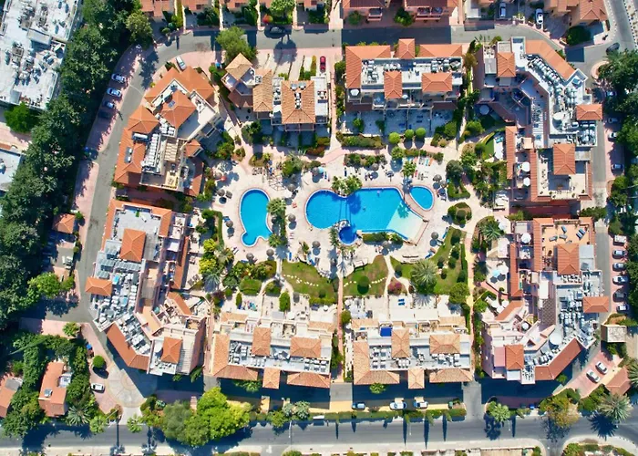 In Paphos, Prime Location Pools, Jacuzzis, Harbor & 300m To The アパート *