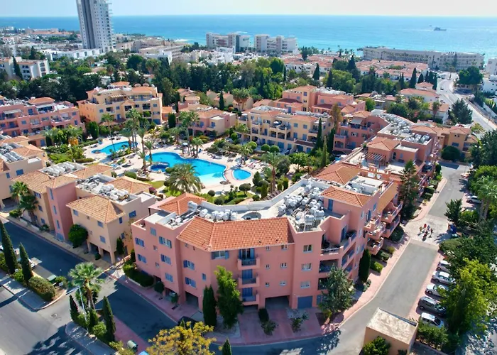 In Paphos, Prime Location Pools, Jacuzzis, Harbor & 300m To The * パ フォス