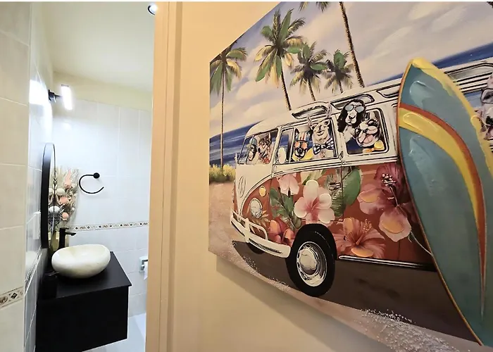 In Paphos, Prime Location Pools, Jacuzzis, Harbor & 300m To The アパート *