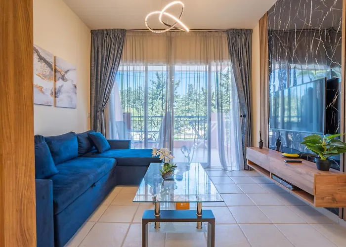 アパート In Paphos, Prime Location Pools, Jacuzzis, Harbor & 300m To The