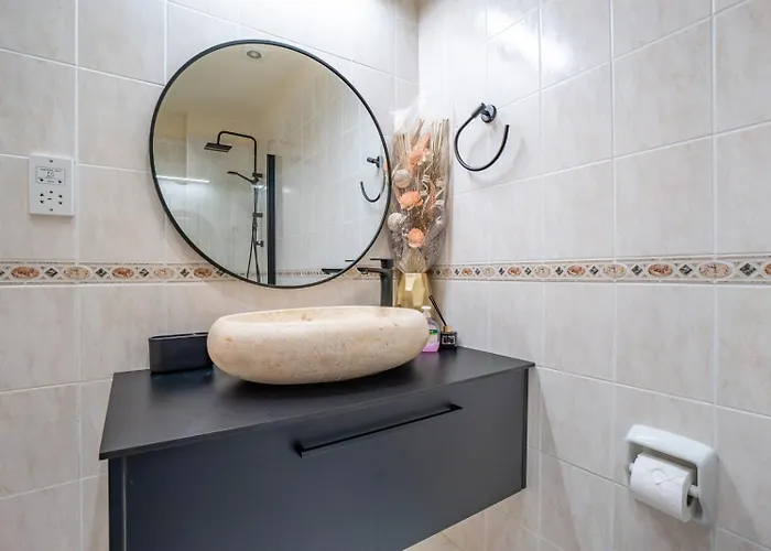 In Paphos, Prime Location Pools, Jacuzzis, Harbor & 300m To The アパート