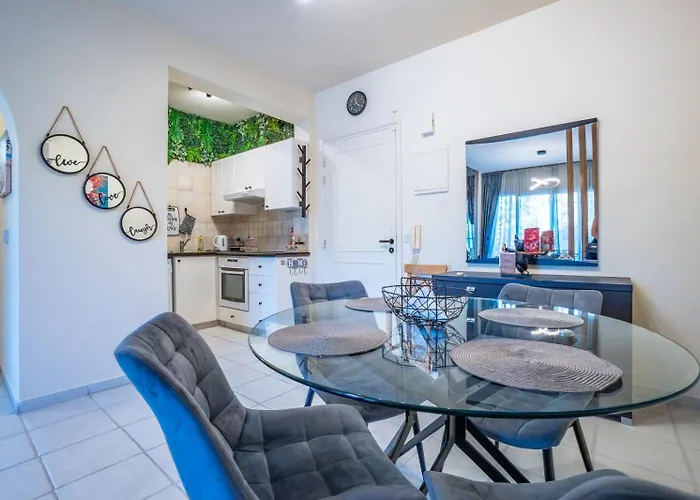 In Paphos, Prime Location Pools, Jacuzzis, Harbor & 300m To The アパート