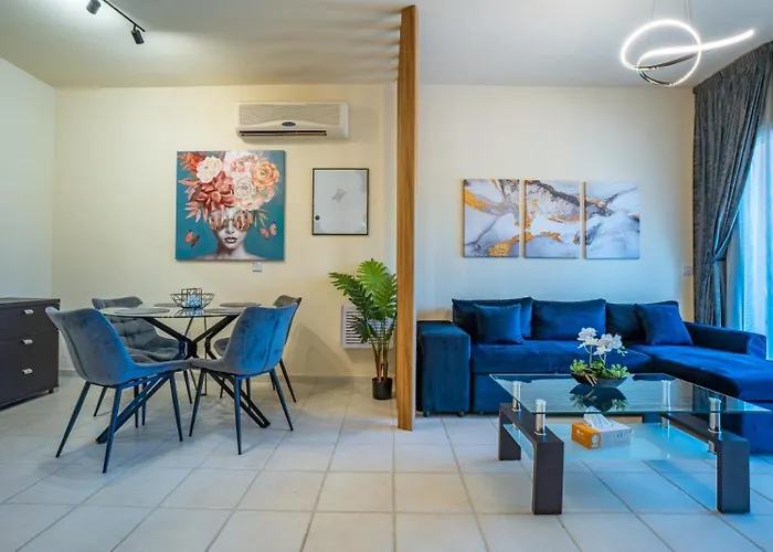 In Paphos, Prime Location Pools, Jacuzzis, Harbor & 300m To The パ フォス