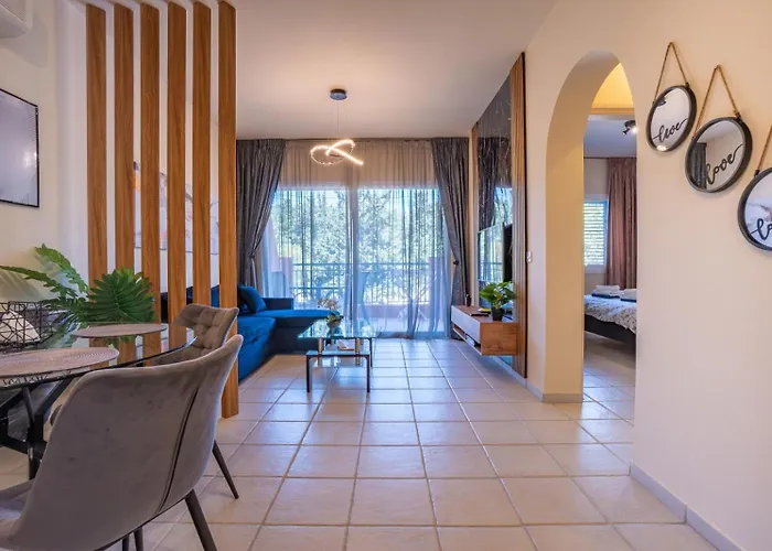 In Paphos, Prime Location Pools, Jacuzzis, Harbor & 300m To The アパート