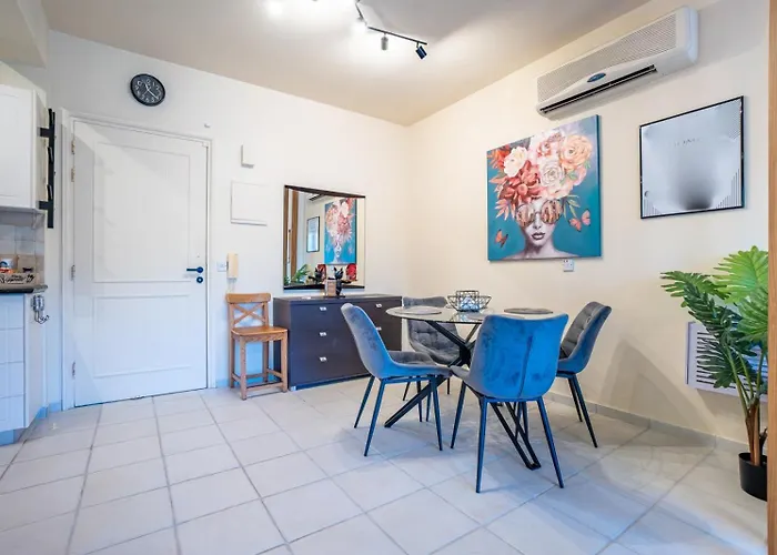 In Paphos, Prime Location Pools, Jacuzzis, Harbor & 300m To The パ フォス