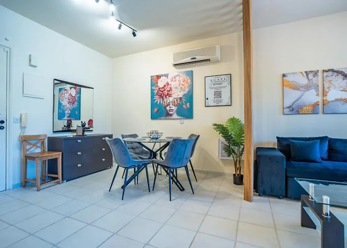 In Paphos, Prime Location Pools, Jacuzzis, Harbor & 300m To The アパート