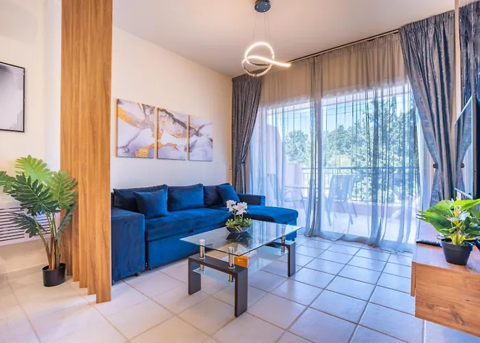 In Paphos, Prime Location Pools, Jacuzzis, Harbor & 300m To The アパート パ フォス