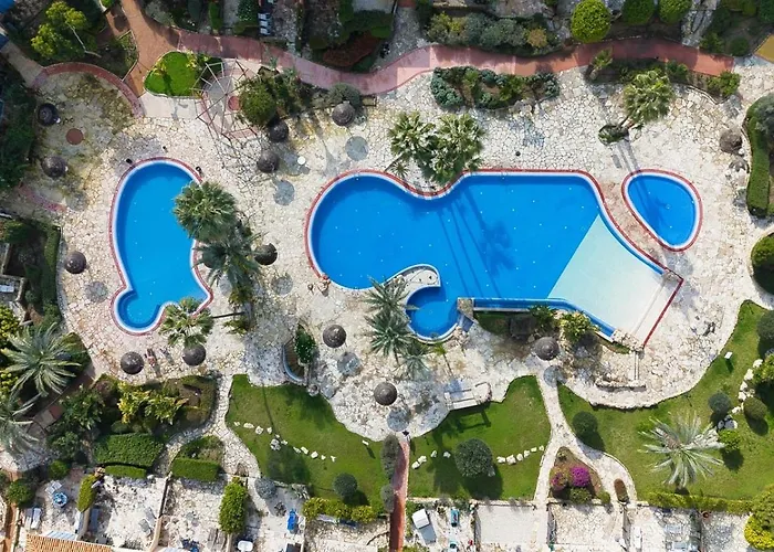 In Paphos, Prime Location Pools, Jacuzzis, Harbor & 300m To The アパート