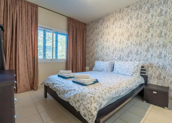 In Paphos, Prime Location Pools, Jacuzzis, Harbor & 300m To The アパート *