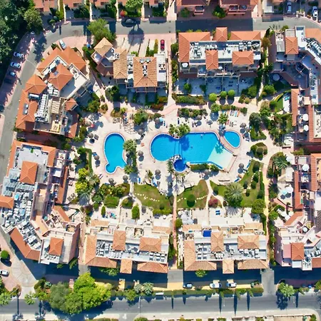 In Paphos, Prime Location Pools, Jacuzzis, Harbor & 300m To The Lejlighed *