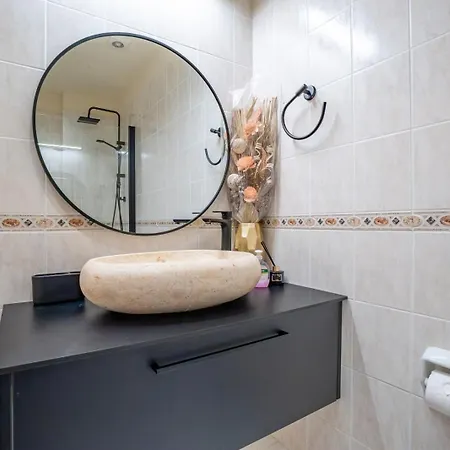 In Paphos, Prime Location Pools, Jacuzzis, Harbor & 300m To The Lejlighed