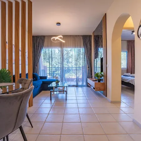 In Paphos, Prime Location Pools, Jacuzzis, Harbor & 300m To The Lejlighed